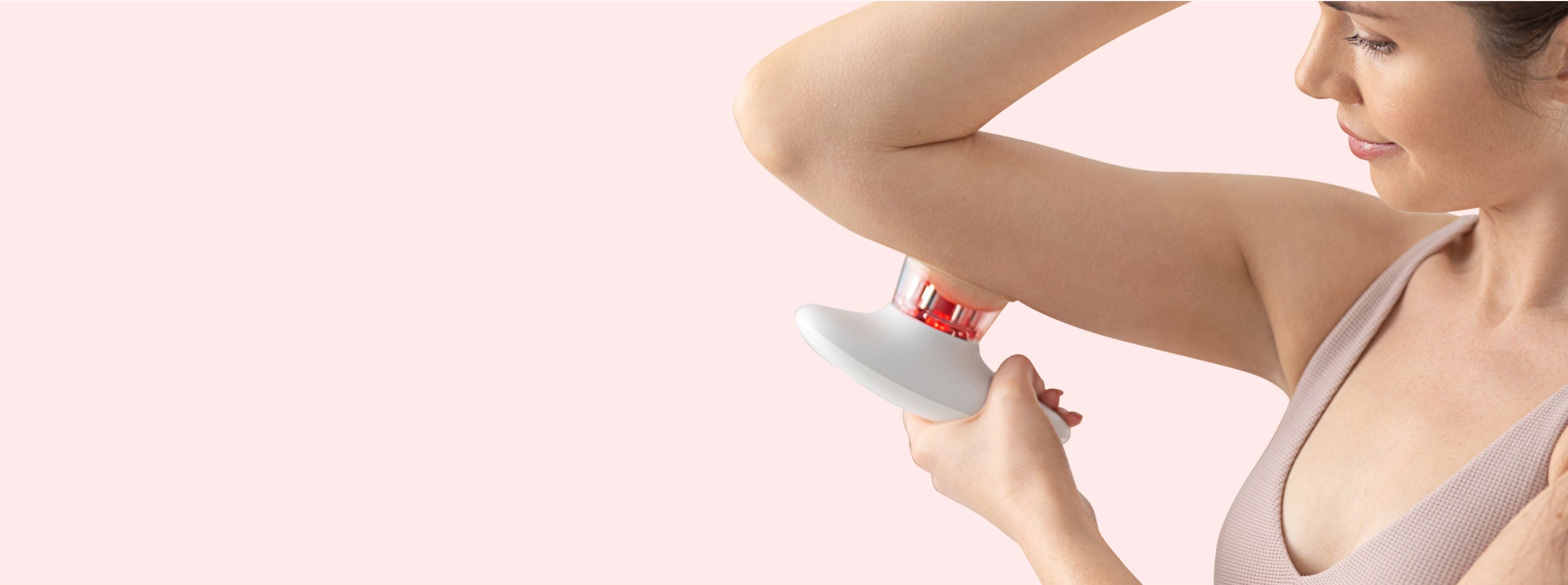 Satisfacción del cliente | Redu Sculpt Mujer aplicando Redu Sculpt en brazos con enfoque en satisfacción del cliente