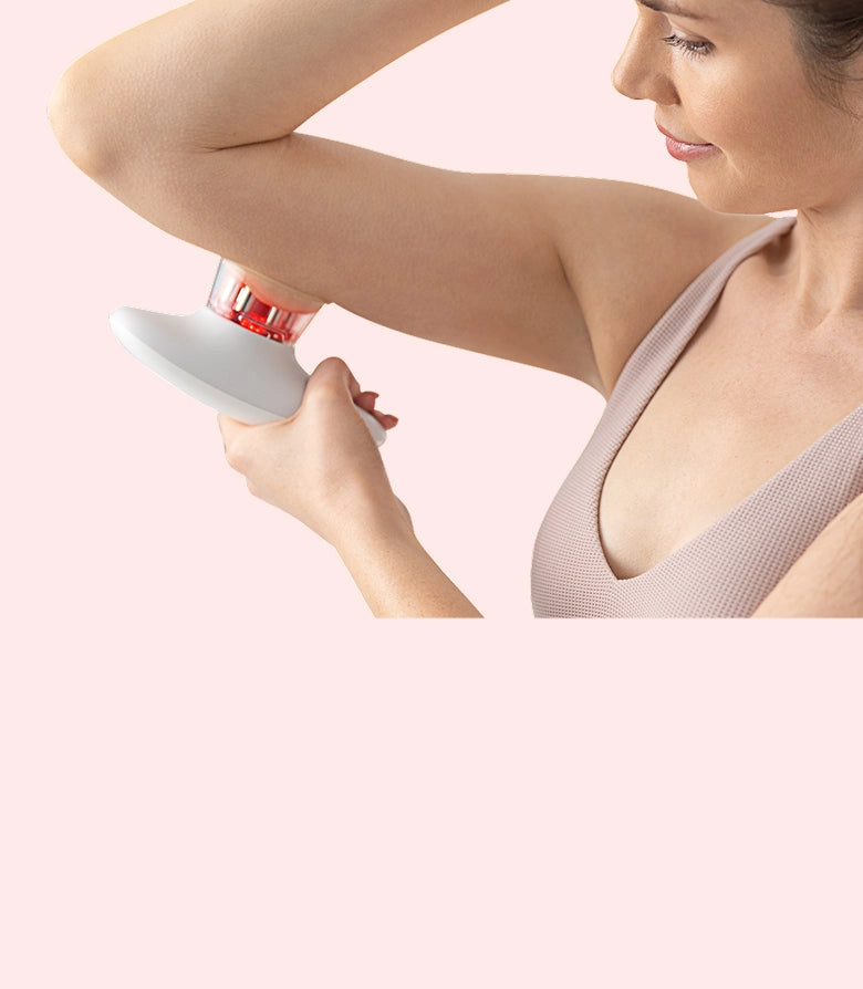 Satisfacción del cliente | Redu Sculpt Mujer aplicando Redu Sculpt en brazos con enfoque en satisfacción del cliente