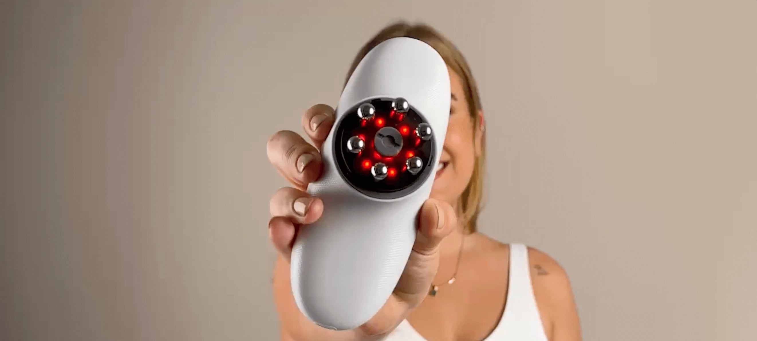 Redu Sculpt en casa Primer plano del dispositivo Redu Sculpt con luz roja aplicado en cintura